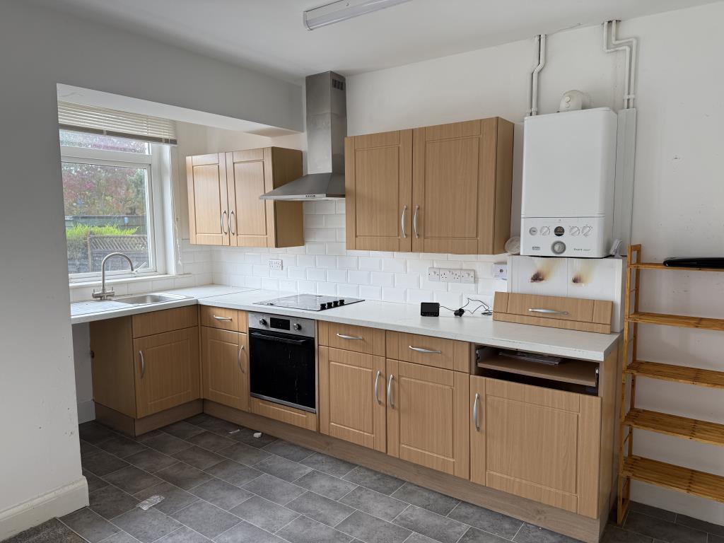 Lot: 24 - TWO-BEDROOM SEMI-DETACHED HOUSE - Fitted kitchen